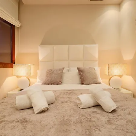 Dream Experience In Elviria: Luxury Property Close To Beaches, Restaurants And Golf Courses Apartment *