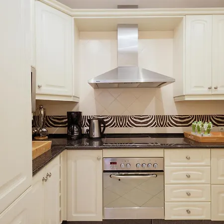 Dream Experience In Elviria: Luxury Property Close To Beaches, Restaurants And Golf Courses *